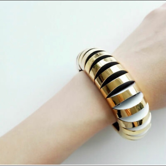 LARGE SLICED SCALLOPS METAL STRETCH BRACELET - Picture 5 of 6